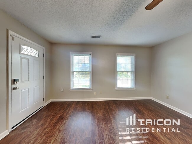 Foto del edificio - 389 Hillridge Dr