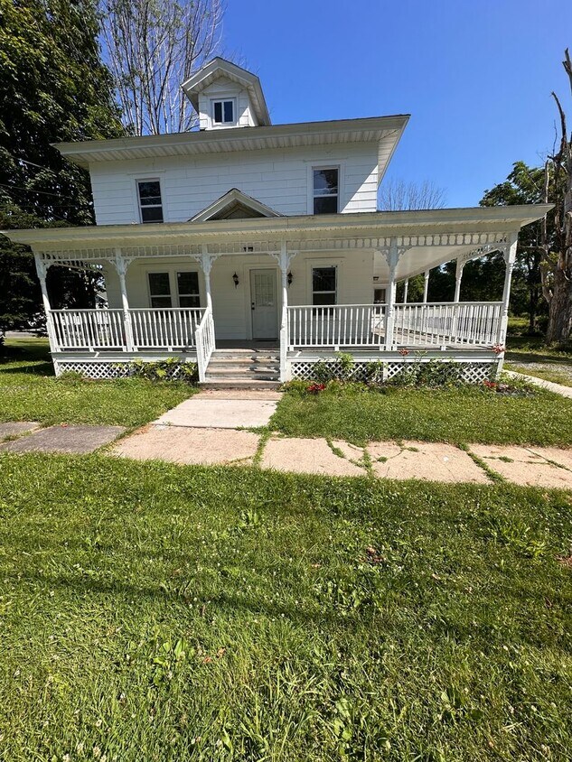 Foto principal - 5 Bedroom/1 bath Single family house