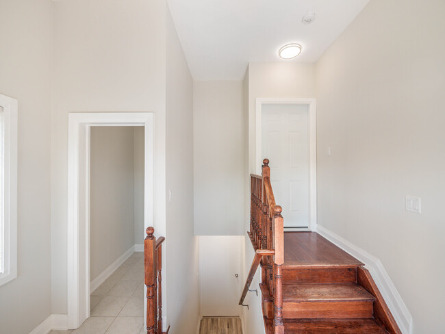 Building Photo - 8 Versailles Cres
