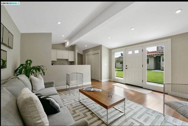Building Photo - 1700 1/2 Pearl - 30% Rental Fee