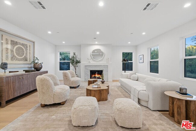 Foto del edificio - 4525 Greenbush Ave