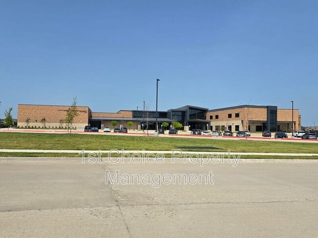 Building Photo - 2101 Sun Star Dr