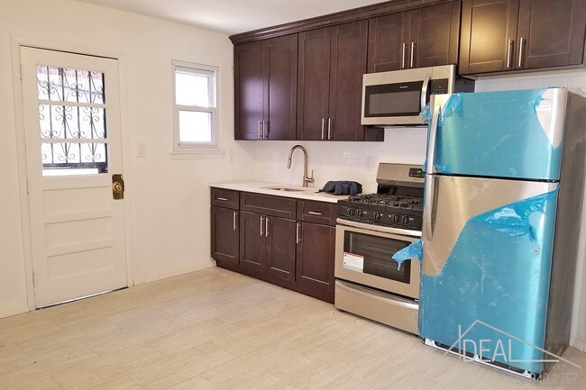 Building Photo - Beautiful 1 bedroom apartment in Astoria!