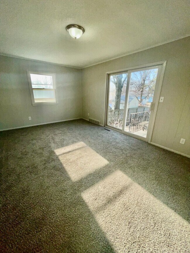 Building Photo - Huge 4 bedroom/2 bathroom home in Independ...