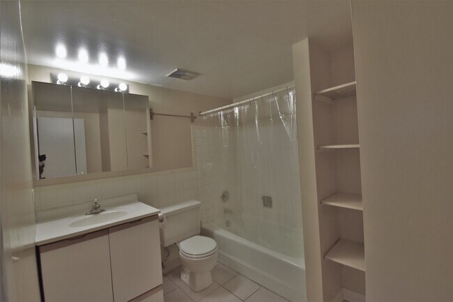 Foto del edificio - 1451 W Irving Park Rd