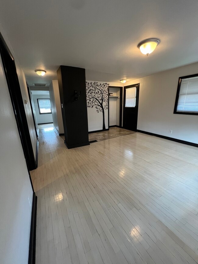 Building Photo - 518 5th St