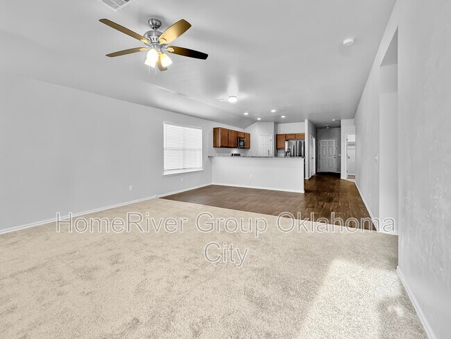 Building Photo - 10201 Hidden Village Dr