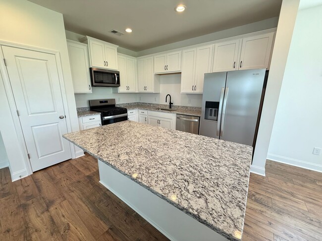 Building Photo - 3 Bedroom 2.5 Bath House in Hawthorne Land...