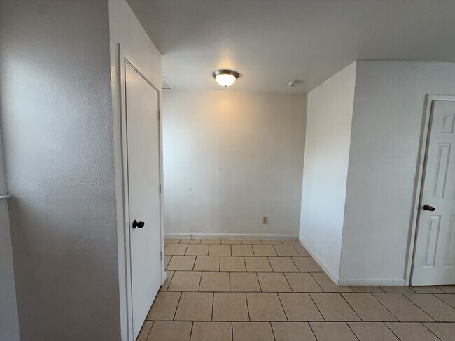 Foto del edificio - 807 W Walnut St