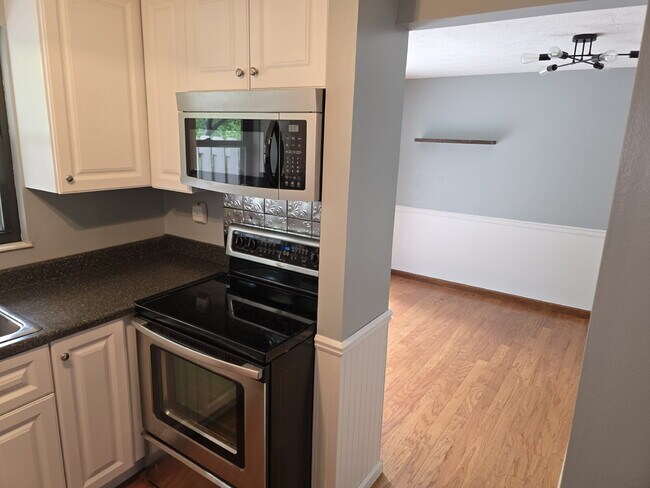 Foto del edificio - Beautiful Three Bedroom Townhome in Hunting Ridge Community
