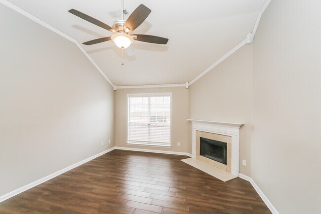 Foto del edificio - 3110 Woodland Crest Dr