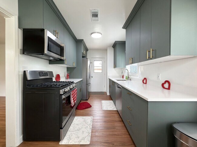 Foto del edificio - **5493 E 29th St Long Beach** 3 bedroom 1.5 bath Single family home !!