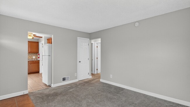 Building Photo - 648 Mayflower Ave