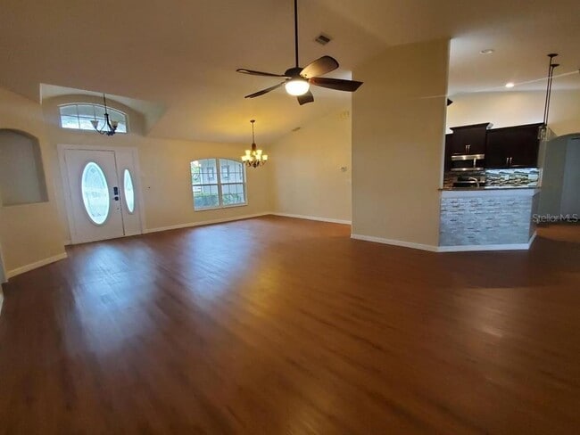 Building Photo - 10 Wayler Pl