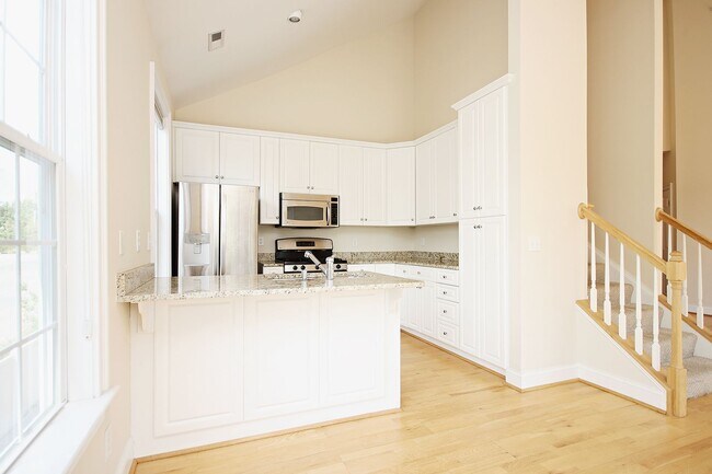 Foto del edificio - Sunlit Condo With Easy Access to Rt 29