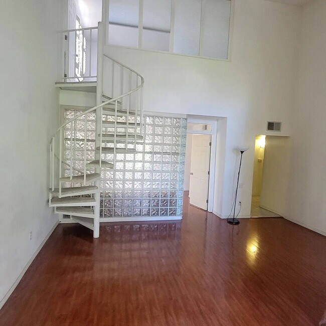 Foto del edificio - 10960 Ashton Ave