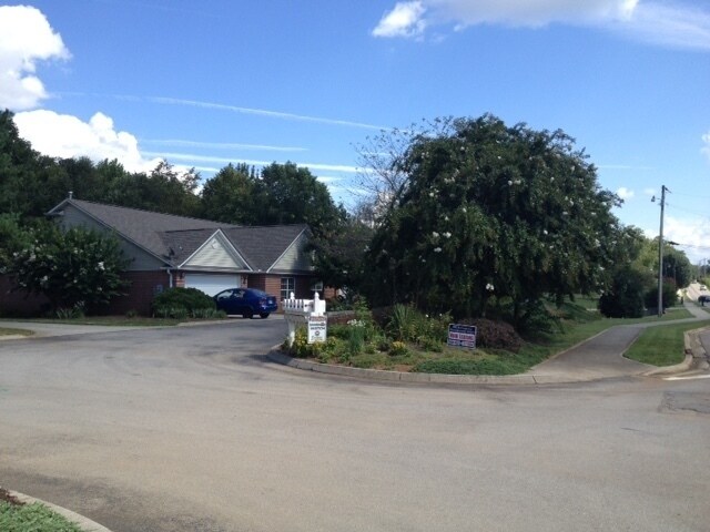 Foto principal - Farragut 2BR 2BA, 2 Car garage one-level c...