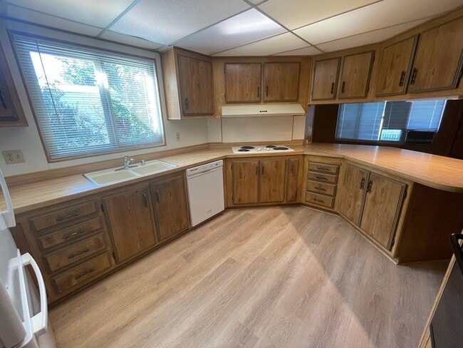 Building Photo - Cute, centrally located home!