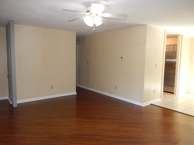 Building Photo - 913 Tamarack Ave