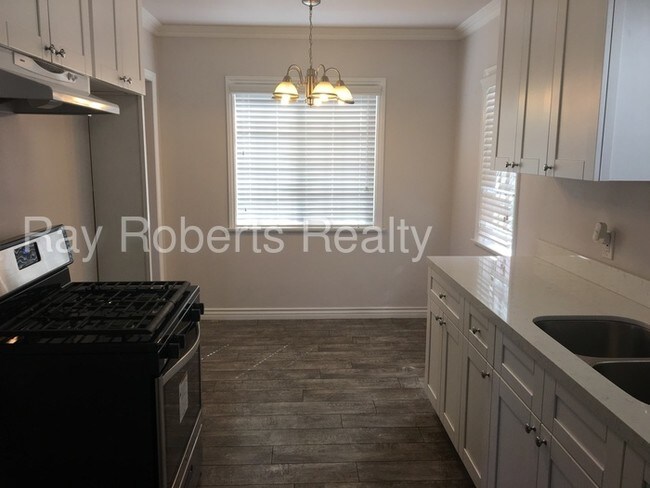 Building Photo - 4517 1/2 Marmion Way