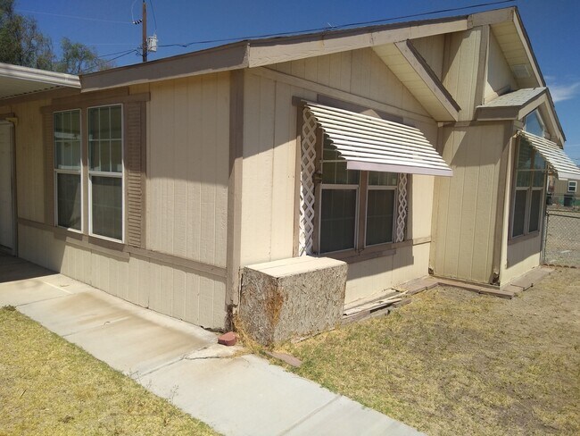 Foto del edificio - Double Wide on a Double Lot w/detached Gar...
