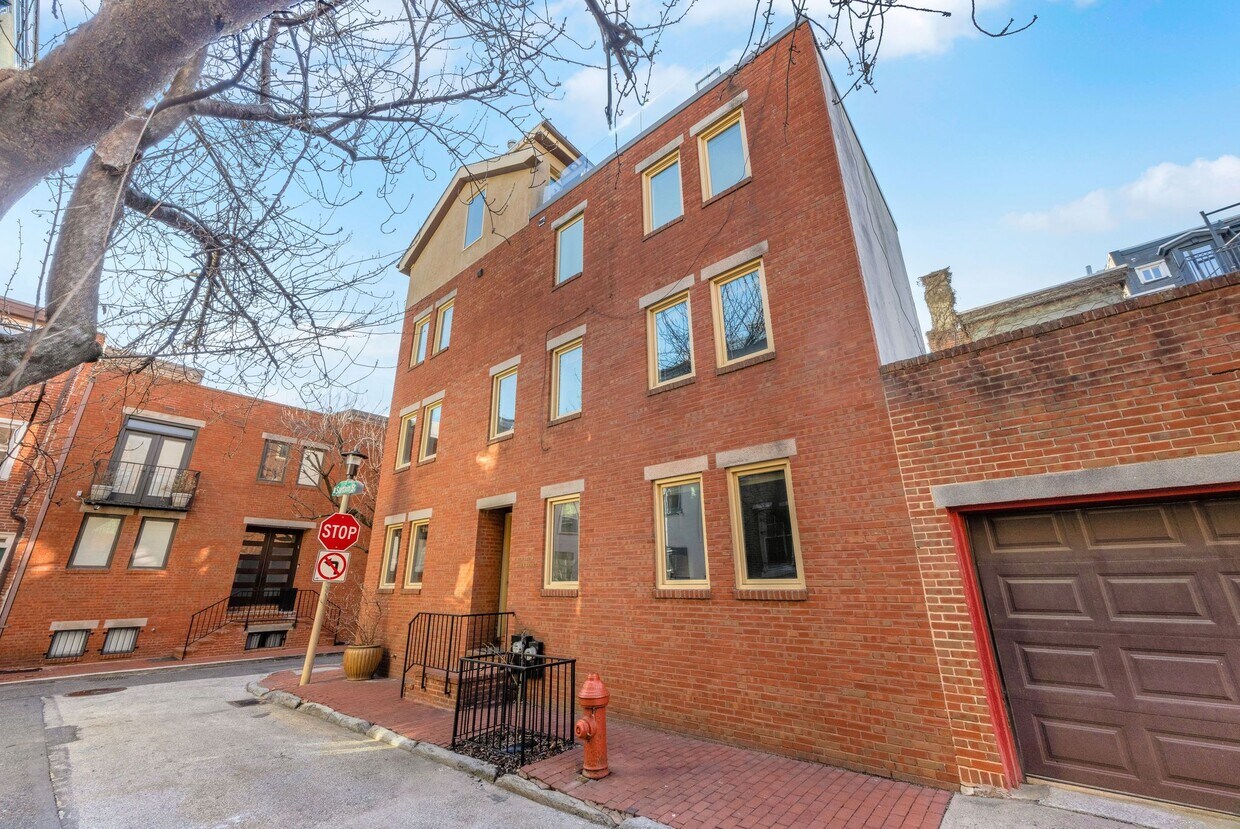 Private entrance for apartment - 220 S Sartain St