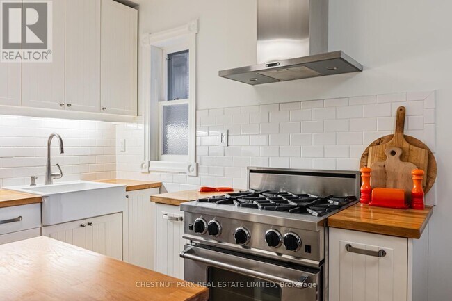 Photo du bâtiment - 381 St Clarens Ave