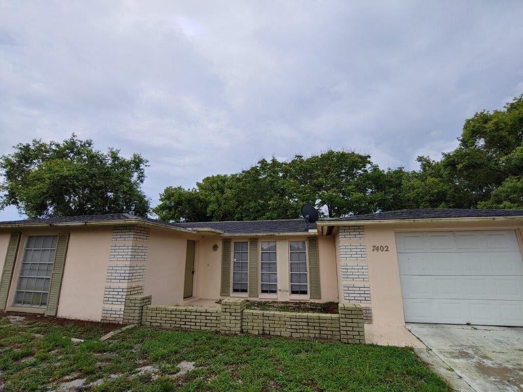 Foto principal - 2/2/1 1320 Sq. Ft. with INDOOR LAUNDRY, UPDATED BATHROOMS & a HUGE kitchen...