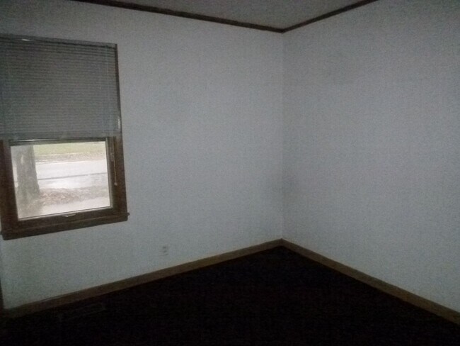 Building Photo - 3 Bedroom Home with Washer/Dryer Hook up