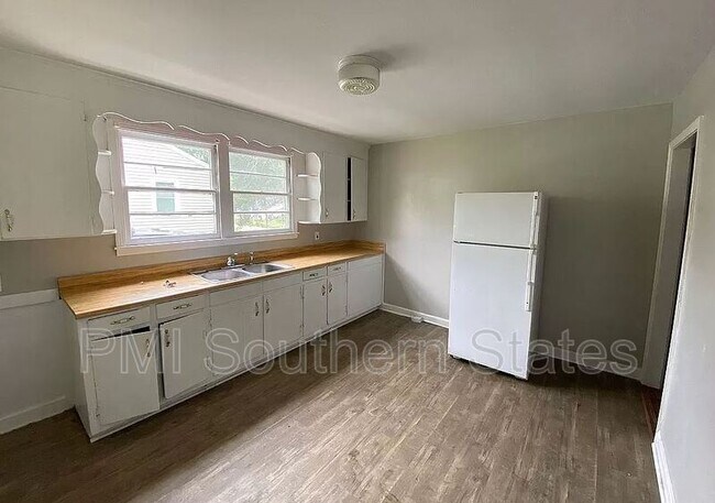 Building Photo - 123 S 711