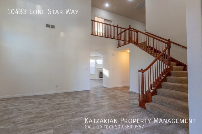 Foto del edificio - Two-Story 5-Bedroom 3.5-Bath Spanos East H...