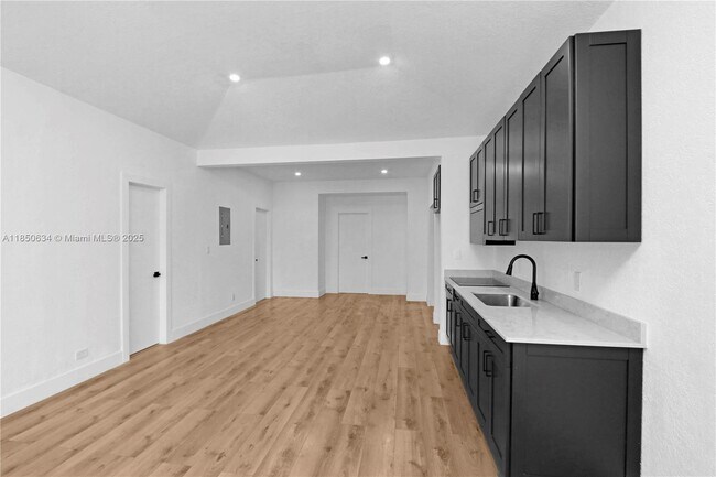 Foto del edificio - 7801 Byron Ave