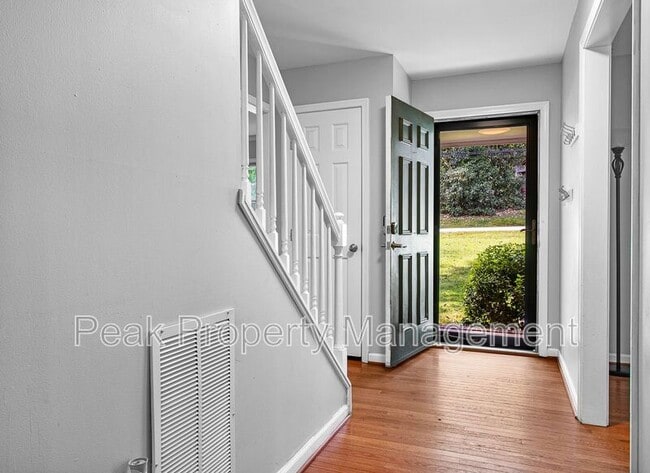 Building Photo - 2353 Shoreham Dr