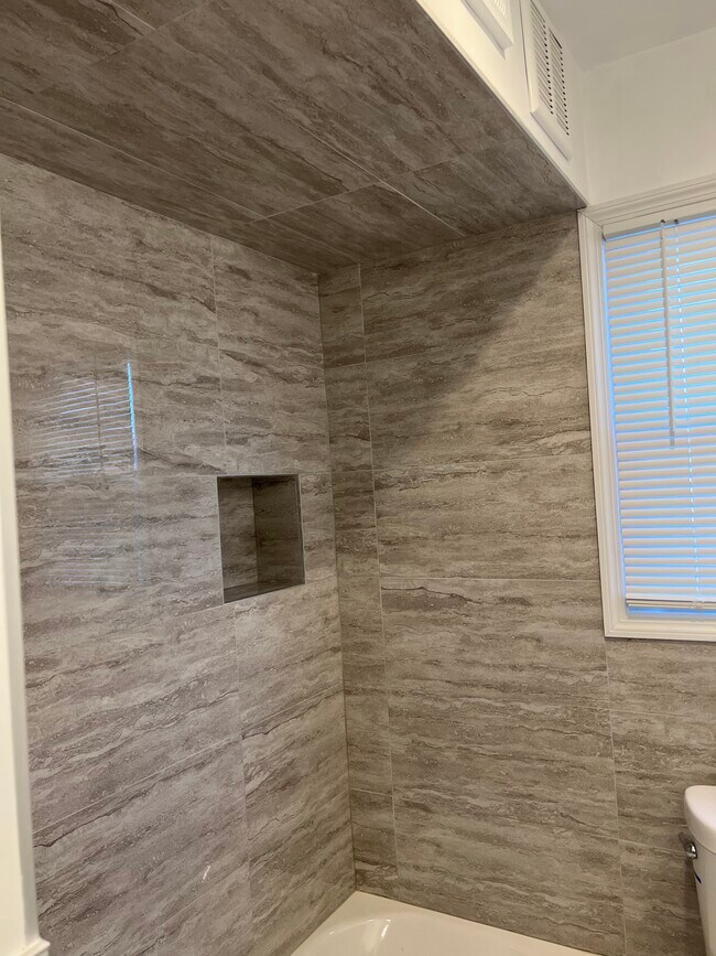 Bath tub area - 95 Thorpe Ave