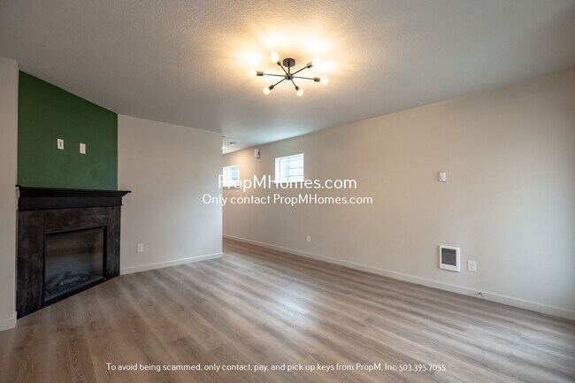 Foto del edificio - Beautiful Three Bedroom Home In The Lents Neighborhood! DEPOSIT SPECIAL