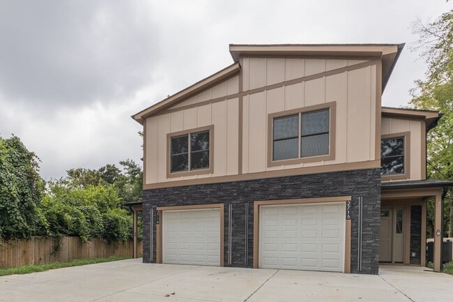 Photo - 271 Garry Dr Townhome