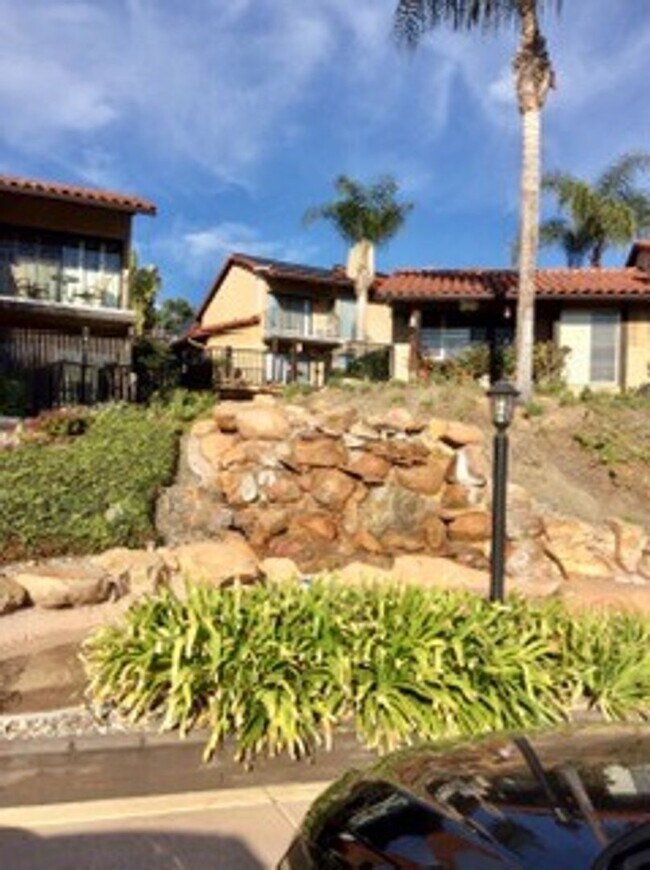 Building Photo - Bright 2 bedroom 2.5 bath townhome in La Costa and award winning schools