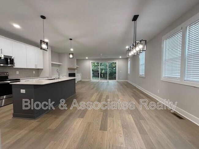 Building Photo - 1128 Cedarhurst Dr