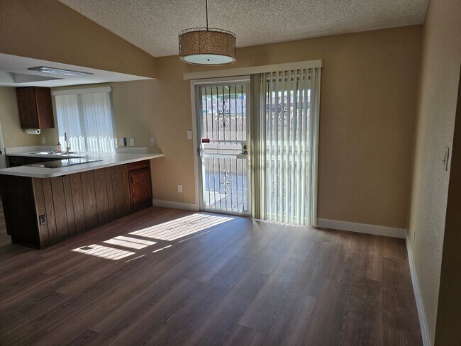 Building Photo - Newly renovated Bellair Golf Course Townhome