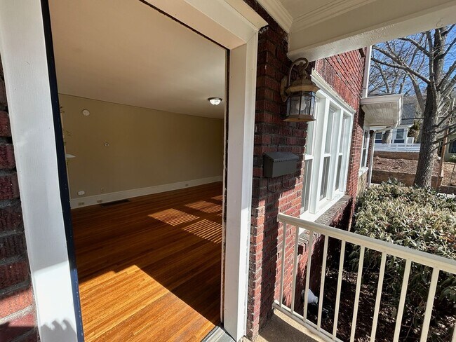 Building Photo - Central - Beautifully Restored and Updated Apartment