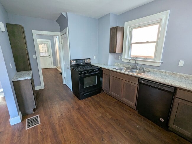 Building Photo - 3 Bedroom 1.5 Bathroom House (Greenfield)