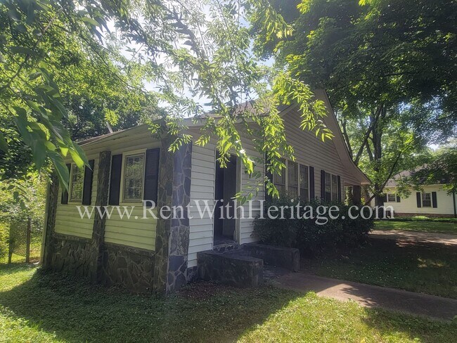 Building Photo - ENJOY THE PRESTIGE OF THIS CHARMING HOME I...