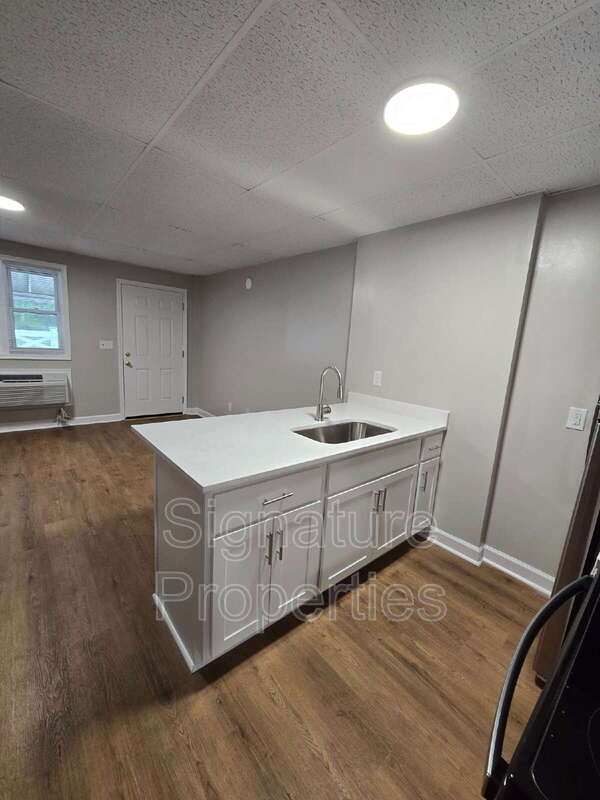 Foto del edificio - 773 Long Point Rd