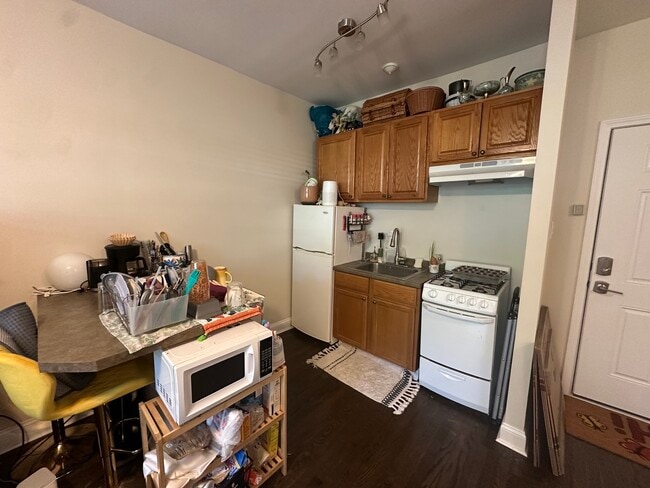 Building Photo - 1344 W Lunt Ave