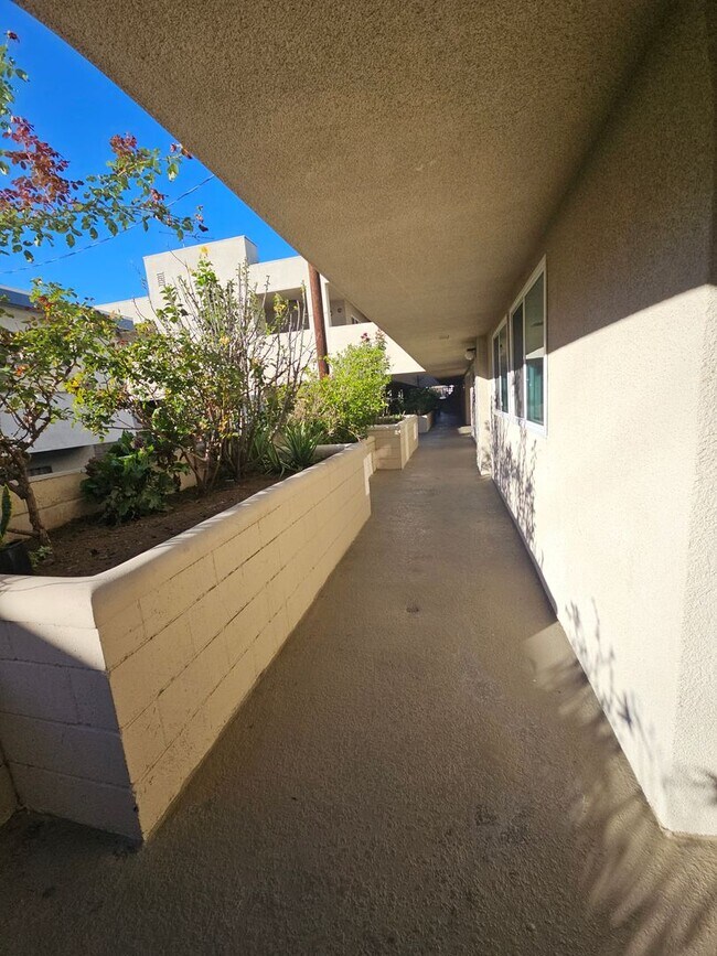 Building Photo - Spacious 2 bedroom unit with a Private Balcony