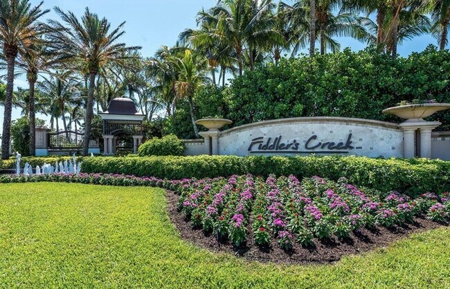 Foto del edificio - ** FIDDLER'S CREEK WATERFRONT SEASONAL 3 BEDROOM-3 BATH COACH HOME IN VARENNA ** SOCIAL MEMBERSHI...