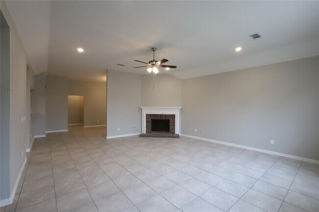 Building Photo - 18191 Holly Forest Dr