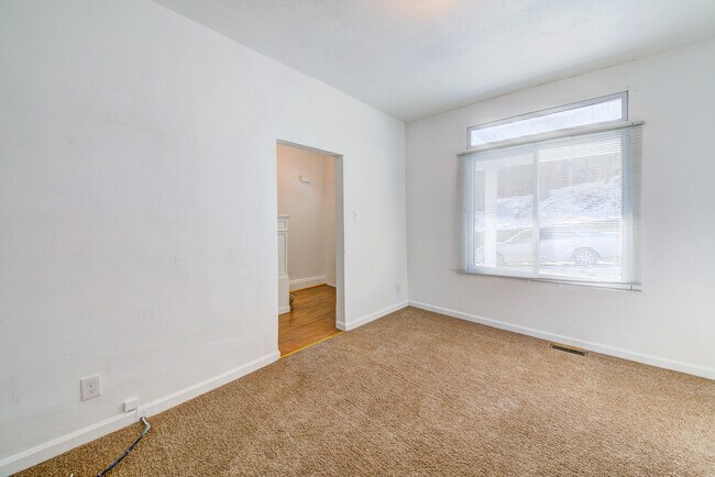 Building Photo - AVAILABLE APRIL 2026 - 3 Bedroom Home in Mt. Washington!