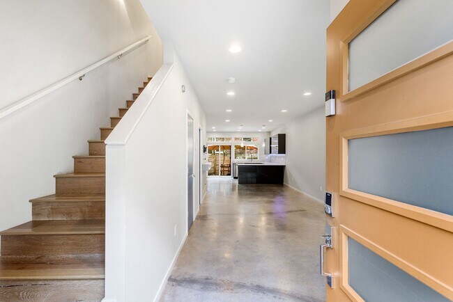 Foto del edificio - Newer 3 Bed 2.5 Bath Townhouse Close to Downtown