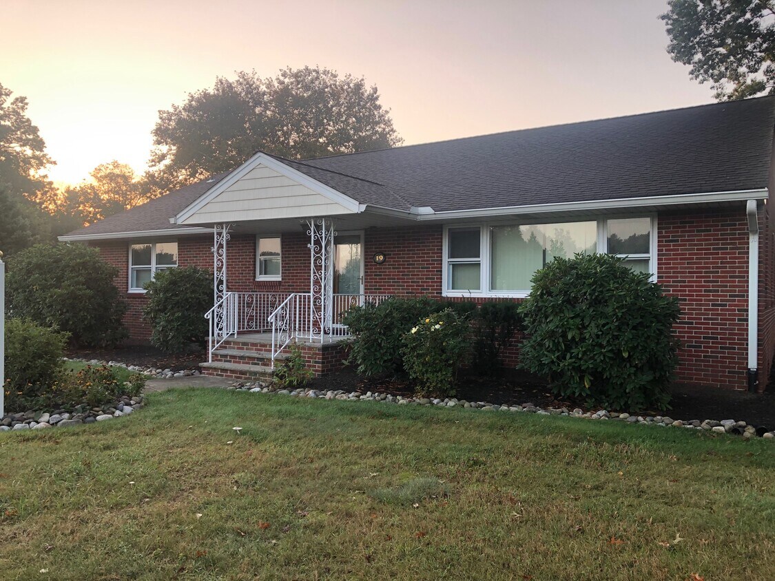 Primary Photo - 19 Kingston Ln